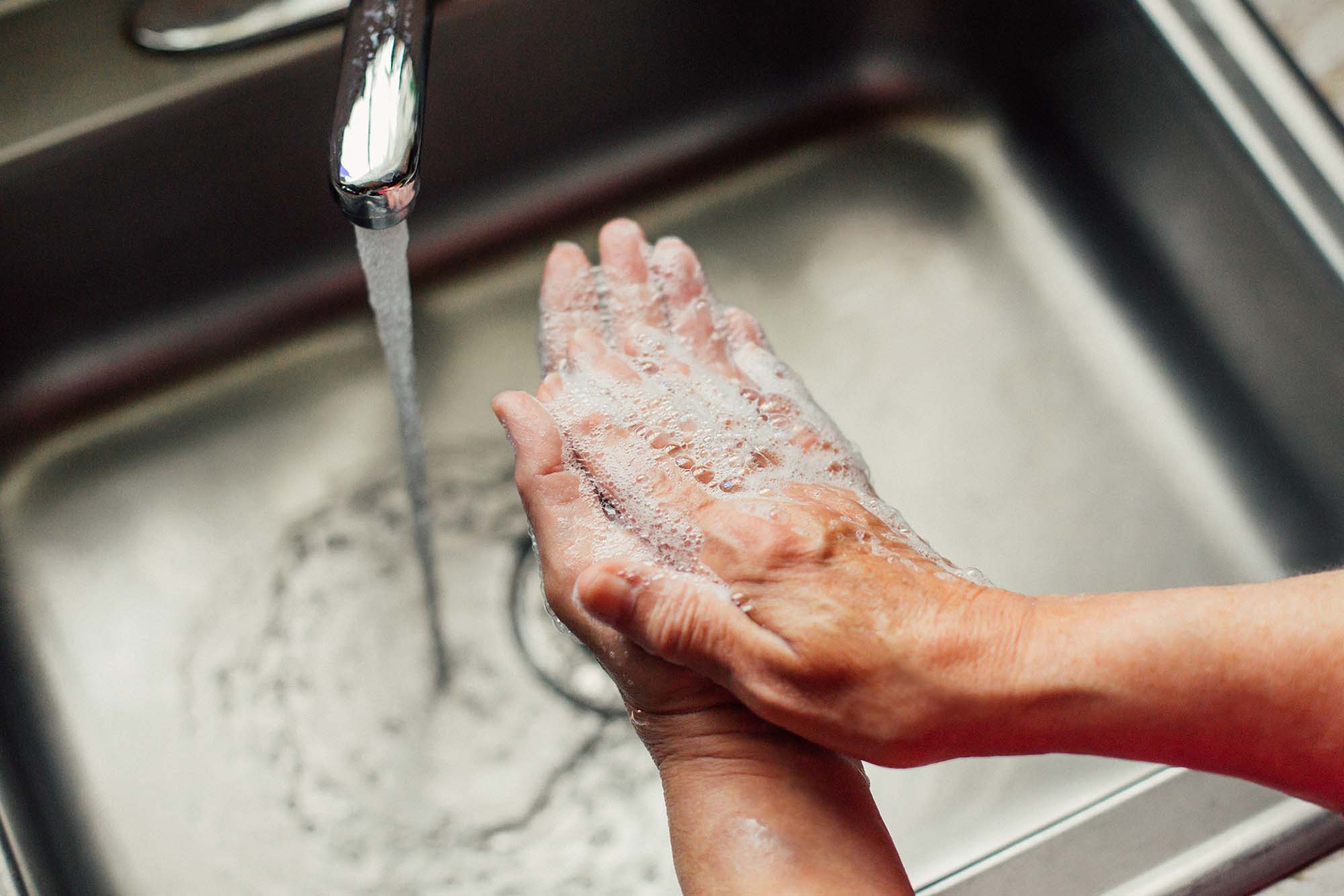 Tvätta händerna i en diskho