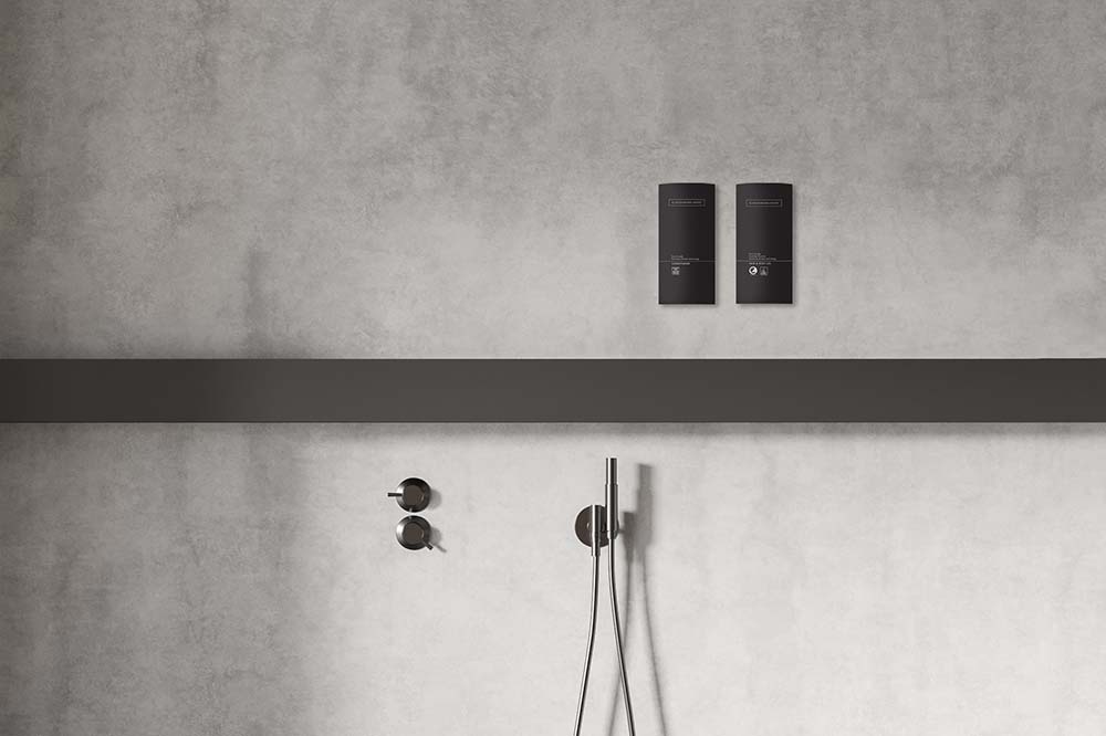Tvåldispenser på en grå vägg